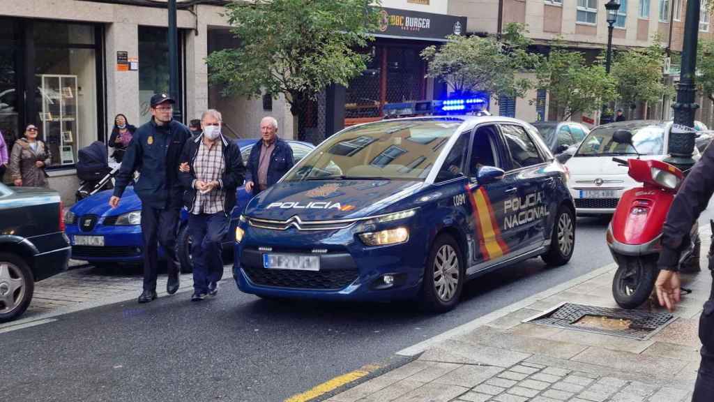 El detenido por haber matado a puñaladas a su vecina llega al lugar de los hechos.