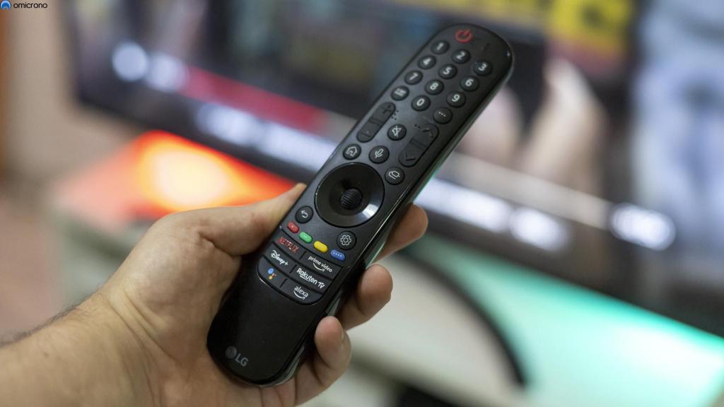 Mando del televisor QNED de LG.
