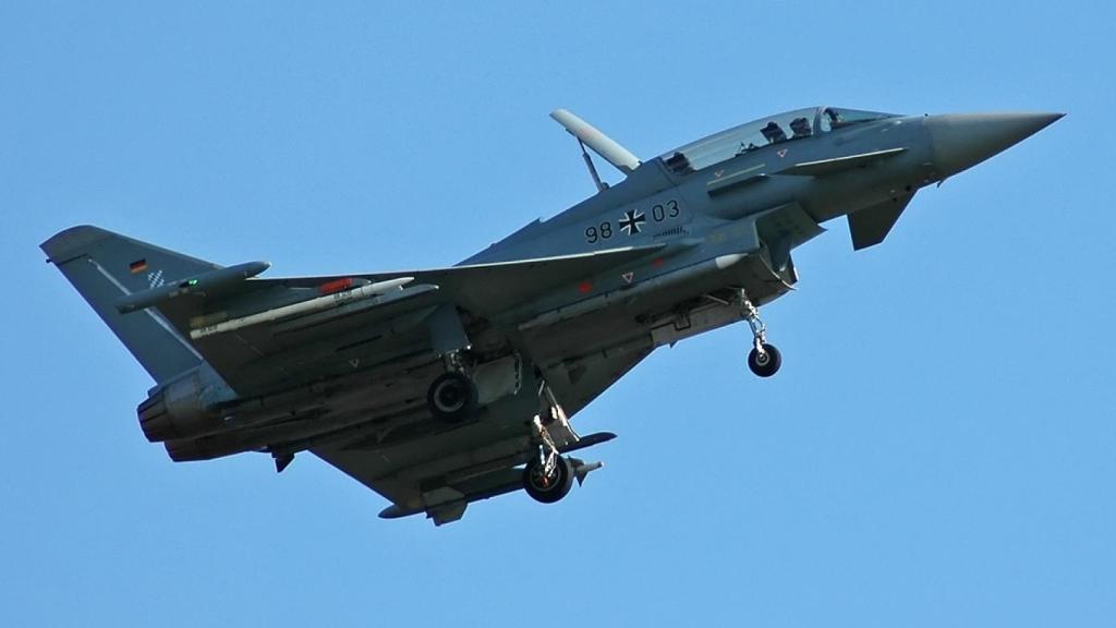 Eurofighter de la fuerza aérea alemana en descenso