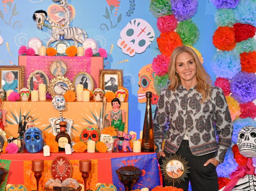 Genoveva, con el altar de muertos que ha creado.