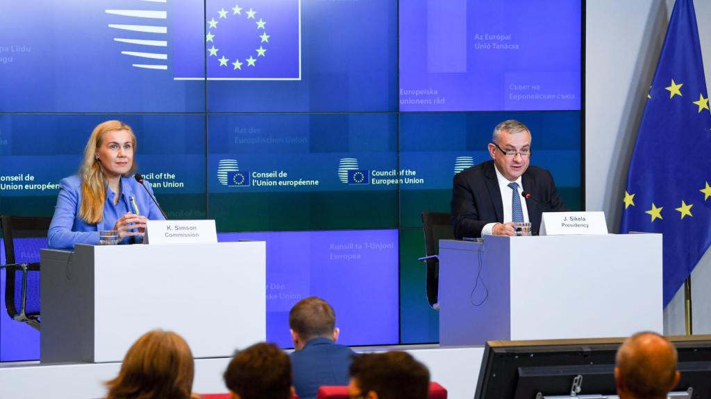 El ministro de Energía checo, Josef Síkela, y la comisaria Kadri Simson, durante la rueda de prensa de este martes