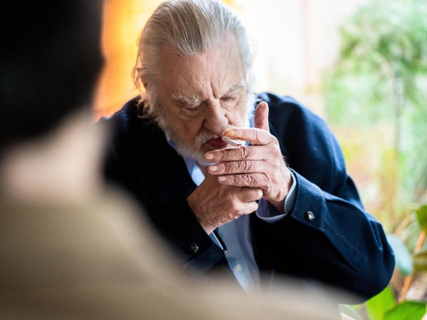 Eduardo Sotillos se enciende un cigarro al comenzar la entrevista.