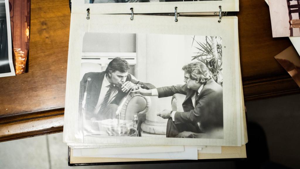 Eduardo Sotillos, en su etapa como portavoz, ofrece fuego a Felipe González, recién elegido presidente del Gobierno.