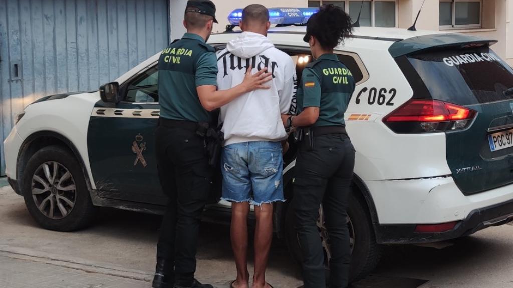 Uno de los detenidos en la pelea.