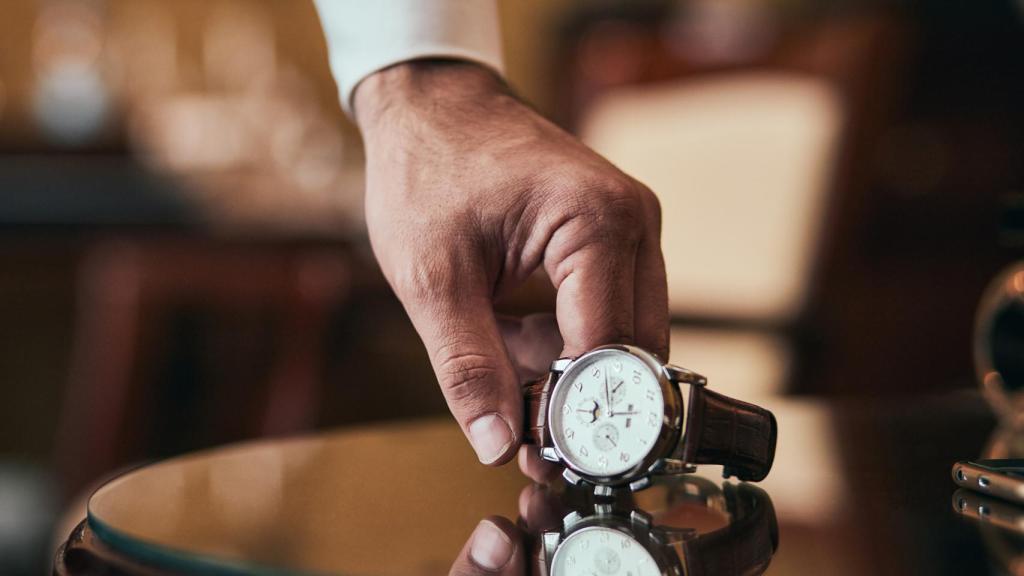Imagen de archivo de una persona con un reloj de alta gama.