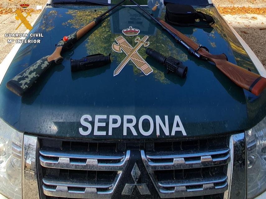 Imagen de dos de los rifles requisados.