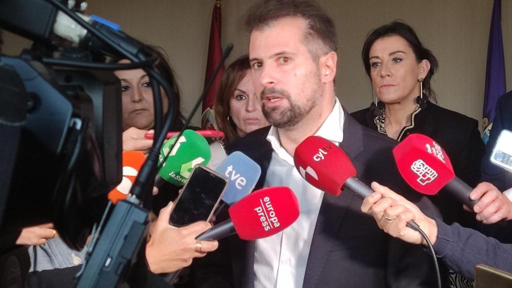 Tudanca responde a los medios en el pasillo de las Cortes