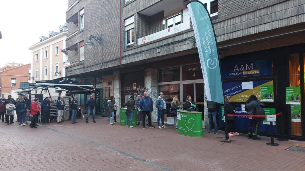 Colas para la inscripción en la Marcha Contra el Cáncer de Valladolid