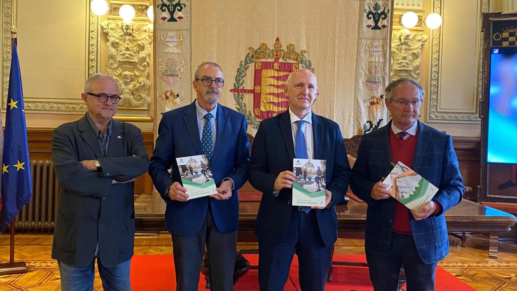 El concejal de Salud Pública y Seguridad Ciudadana, Alberto Palomino, junto con el concejal José Antonio Otero en la presentación del Plan Municipal de salud