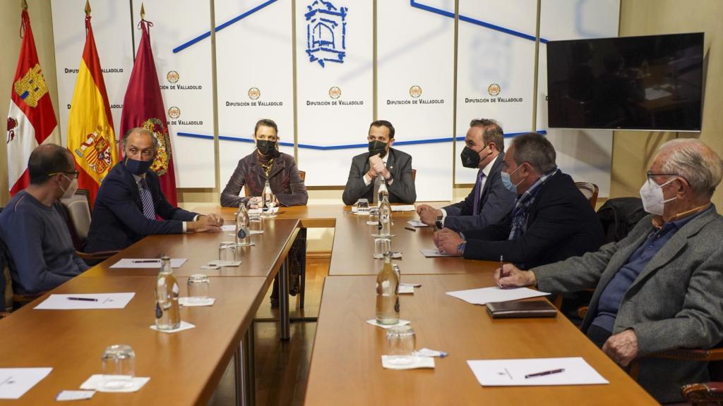 El presidente de la Diputación de Valladolid junto a representantes de CEOE Valladolid