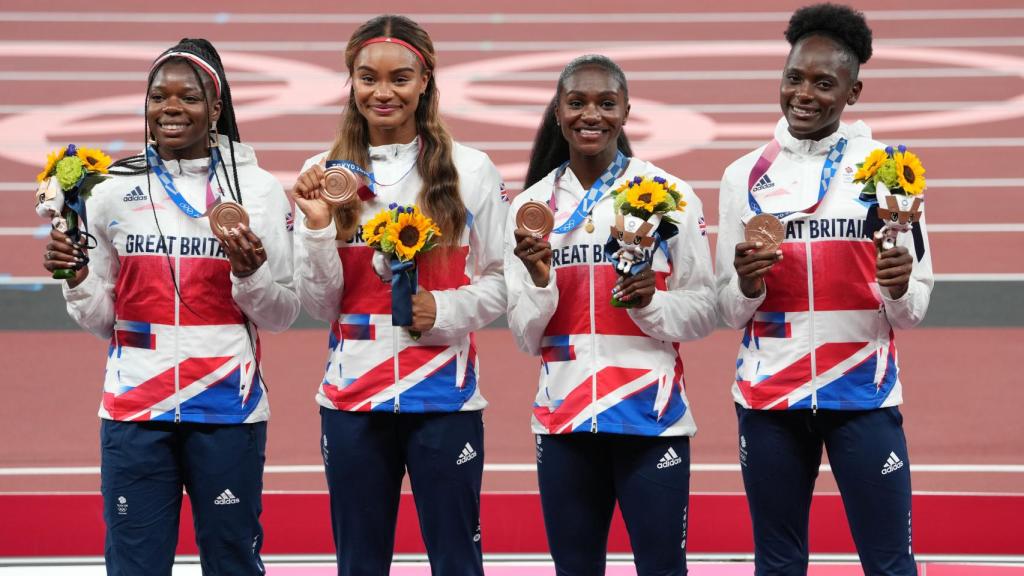 Dina Asher-Smith Imani-Lara Lansiquot, Daryll Neita y Asha Philip celebran su medalla en el 4x100 de los JJOO de Tokio