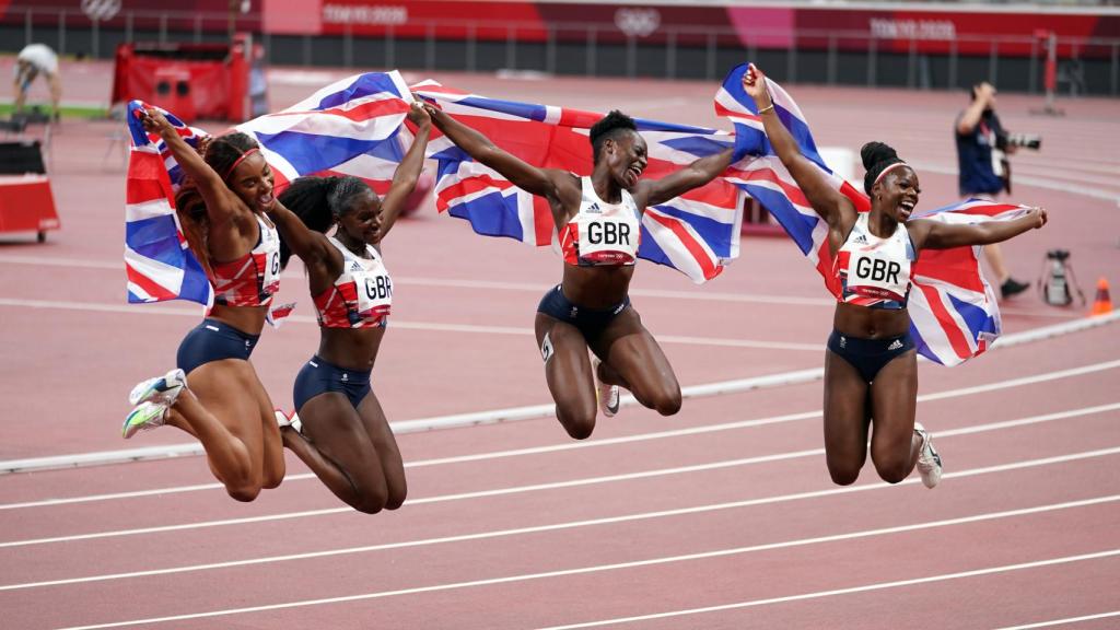 Dina Asher-Smith Imani-Lara Lansiquot, Daryll Neita y Asha Philip celebran una medalla en Tokio 2020