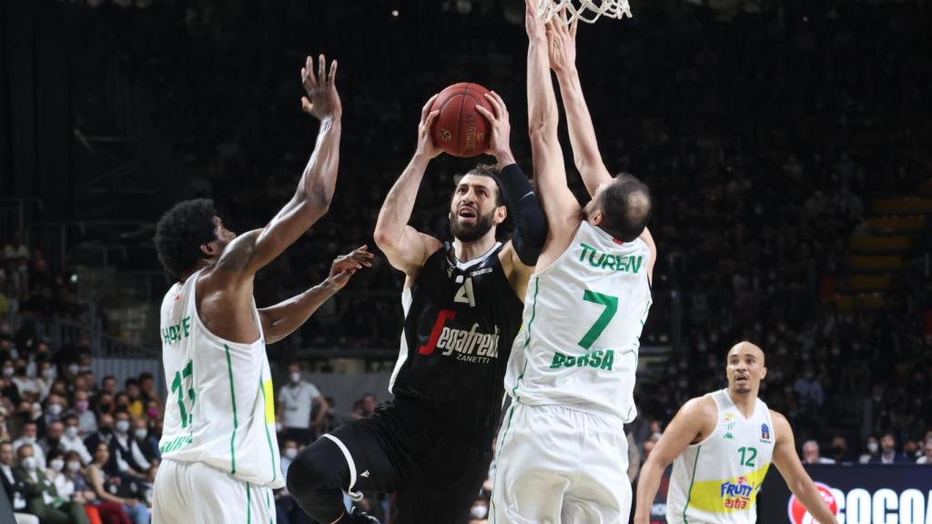 Tornike Shengelia durante un partido con la Virtus de Bolonia