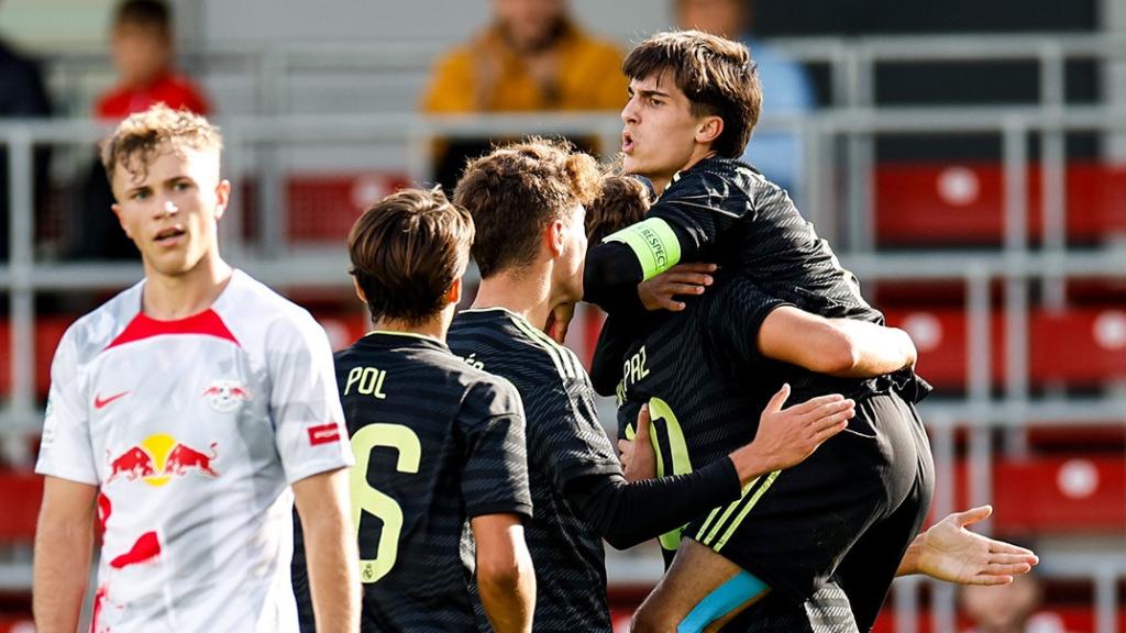Los jugadores del Real Madrid celebran la victoria.