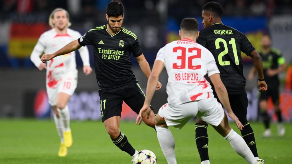 Marco Asensio juega un balón en ataque en el Real Madrid - RB Leipzig