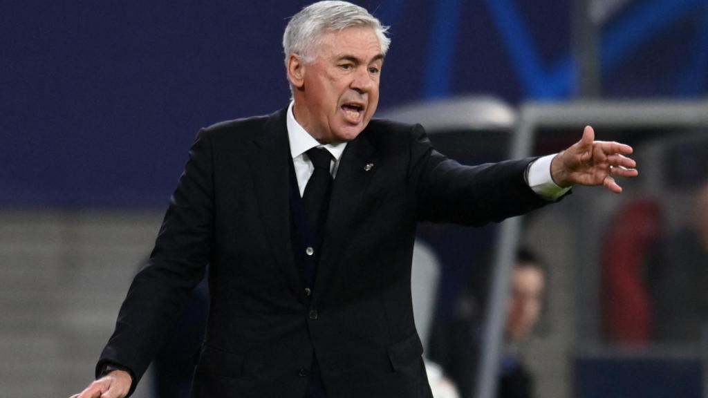 Carlo Ancelotti da indicaciones en el Red Bull Arena con claro síntomas de cabreo