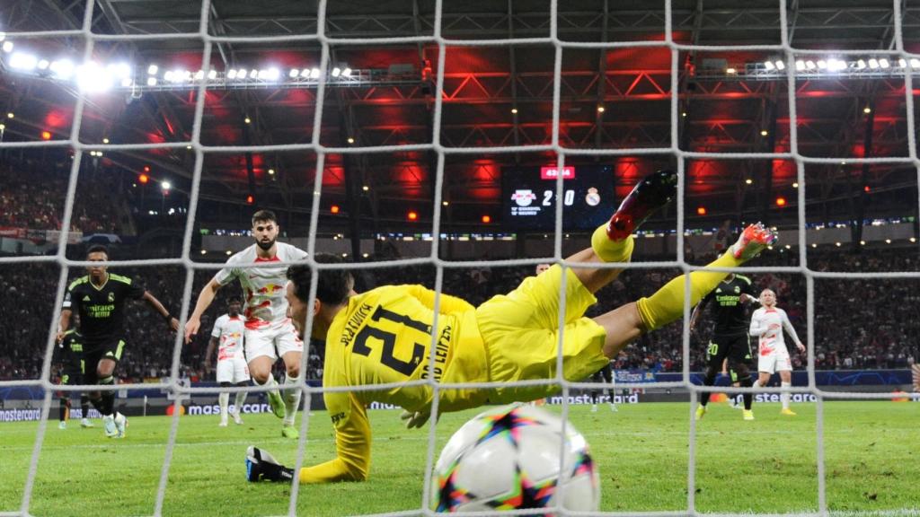 Vinicius marca su gol en el Red Bull Arena frente al RB Leipzig