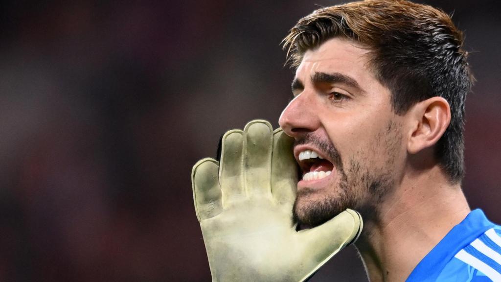 Thibaut Courtois grita para colocar a su defensa en el RB Leipzig