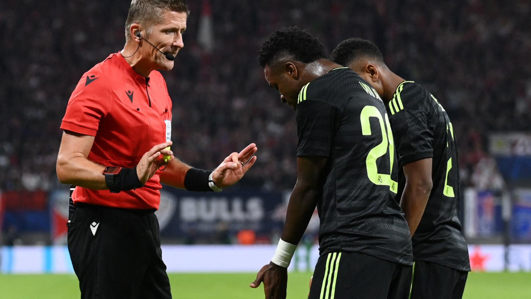 Vinicius y Rodrygo se queja de una decisión del árbitro Daniele Orsato