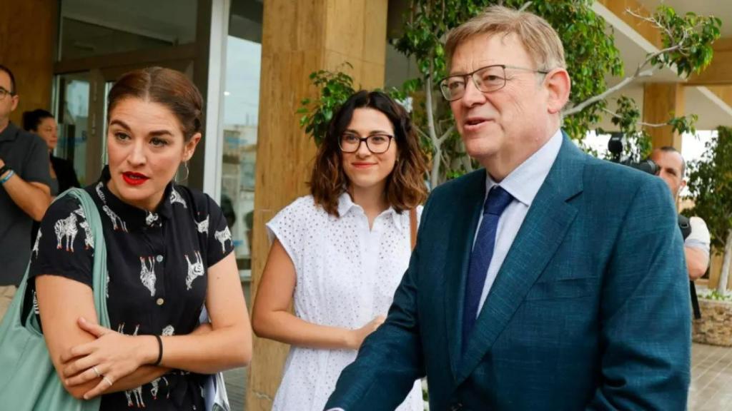 La vicepresidenta y portavoz del Consell, Aitana Mas (c), junto a la consellera Mireia Mollá (i) y el president de la Generalitat, Ximo Puig.