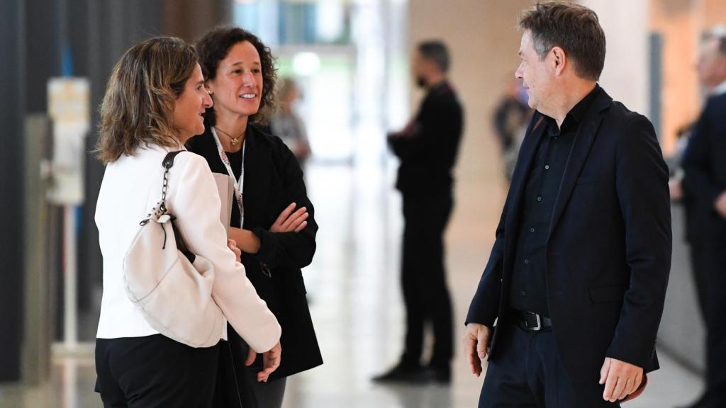 La vicepresidenta tercera, Teresa Ribera, conversa con su homólogo alemán, Robert Habeck, durante la reunión de este martes en Luxemburgo
