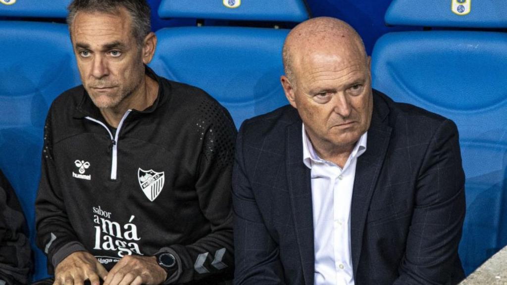 Pepe Mel en el banquillo del Carlos Tartiere antes del Oviedo vs. Málaga CF