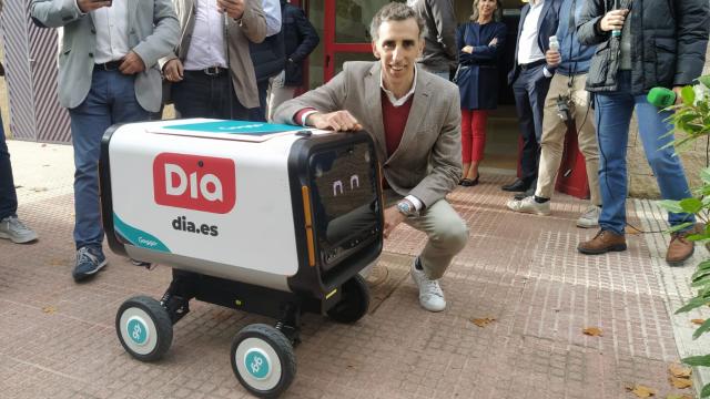Eduardo Uriarte, este martes, junto a uno de los robots de Goggo Network que repartirán para Dia.