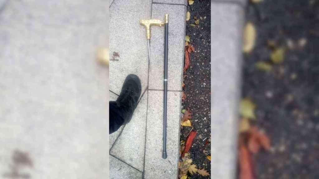 El bastón que ocultaba un sable con una hoja de 17 centímetros.