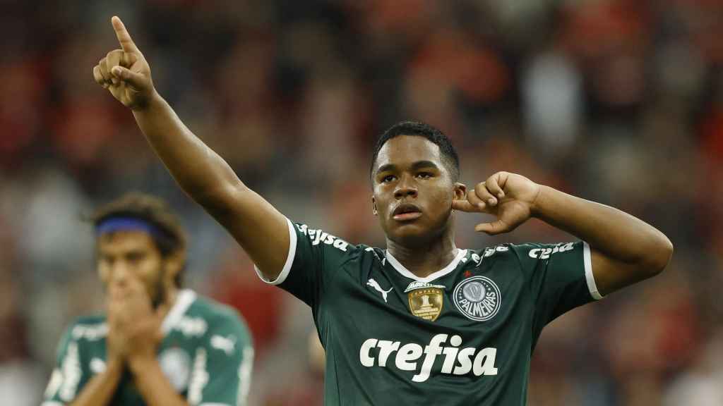 Endrick celebra su primer gol como profesional en el Palmeiras