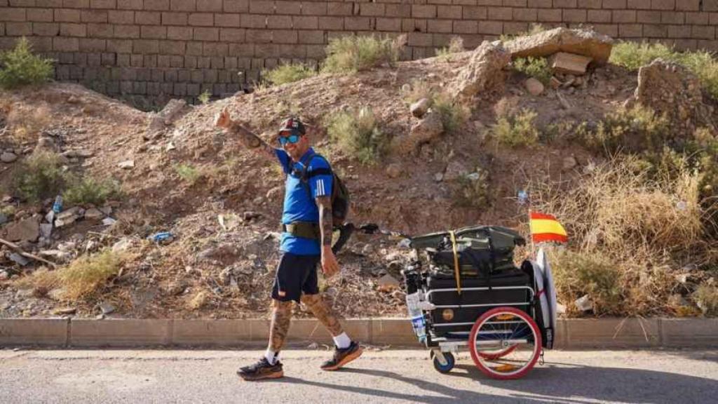 Santiago Sánchez, el madrileño que iba de España al mundial de Qatar a pie.