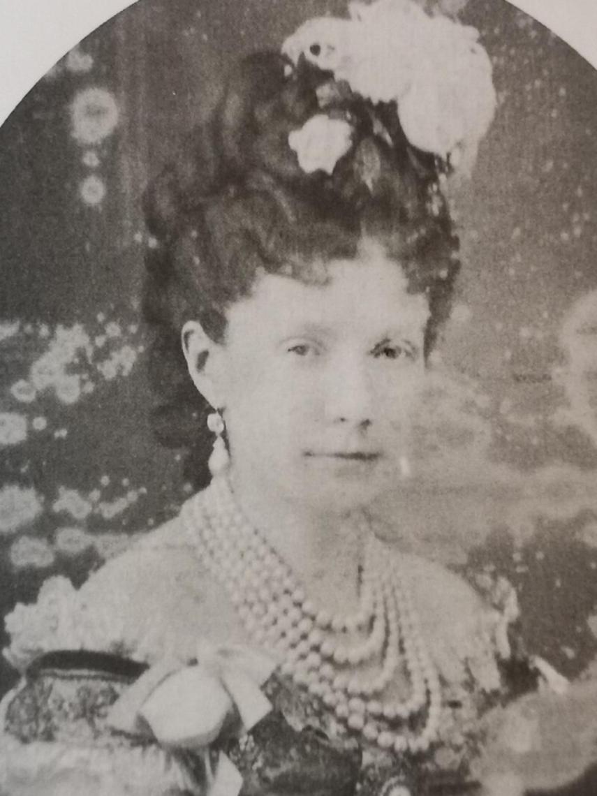 La infanta Isabel de Borbón luciendo los pendientes que salen a subasta.