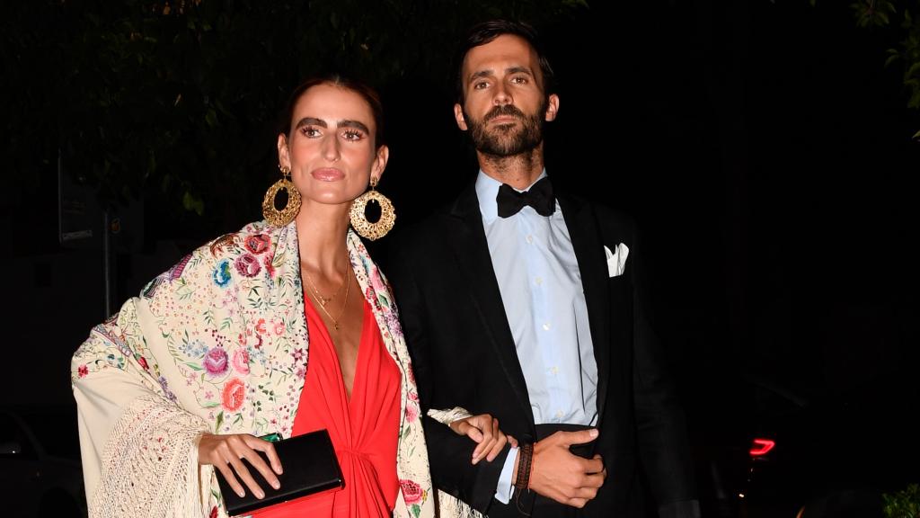 Enrique Solís junto a su pareja sentimental, Alejandra Domínguez Gila, en una boda en Sevilla, en 2021.