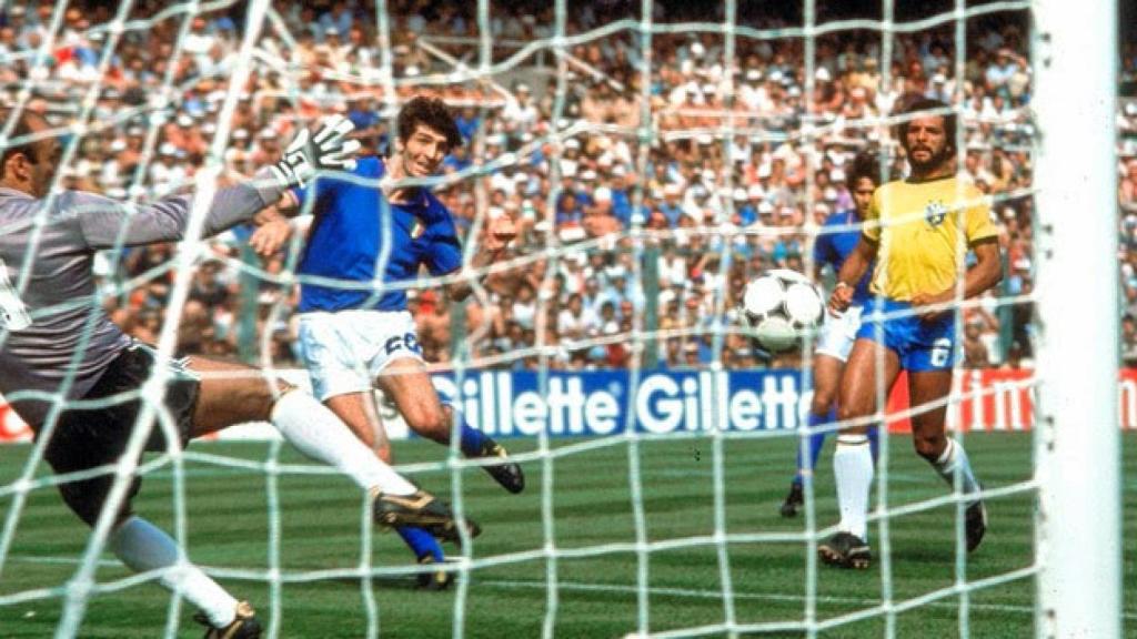 Paolo Rossi marca ante la selección de Brasil en Sarriá