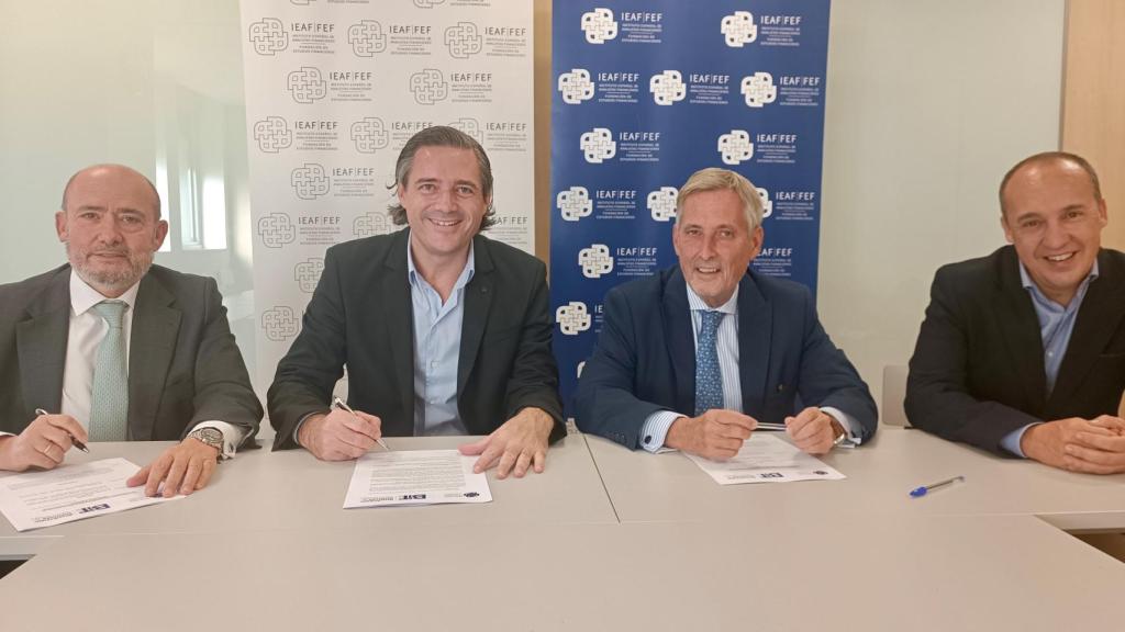 Firma del acuerdo entre los responsables de la Escuela FEF (IEAF) y BitBCN.