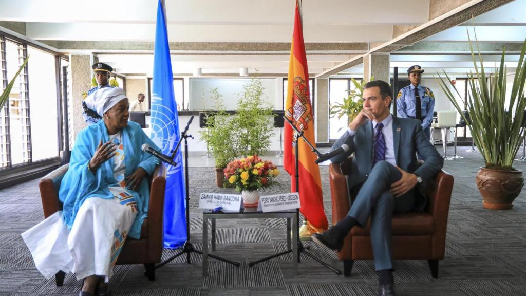 El presidente Pedro Sánchez, ayer miércoles junto a la directora de la ONU en Kenia, Zainab Haiwa Bangura.