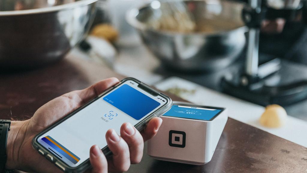 El estudio de Adestic valora la digitalización como forma de reducir costos en la restauración, en la imagen el pago por un nuevo sistema bancario.