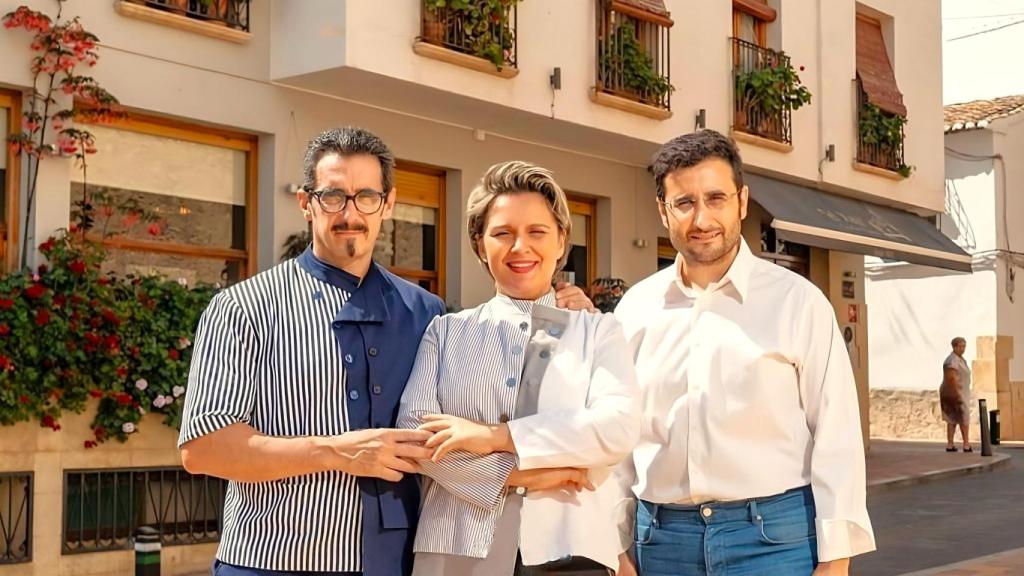 Cristina Figueira, con los hermanos Cano, Francisco su marido y José, en El Xato.