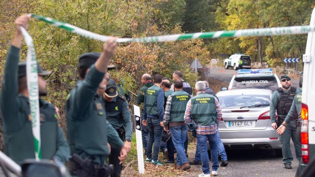 El detenido por la desaparición de Juana Canal (primero a la izquierda del grupo) es trasladado a la finca donde aparecieron los restos de la fallecida para llevar a cabo una inspección ocular dentro de la investigación que se lleva a cabo