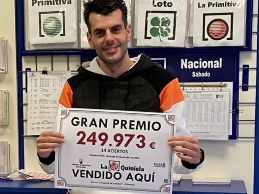 Marcos Fernández, con el cartel del premio de La Quiniela