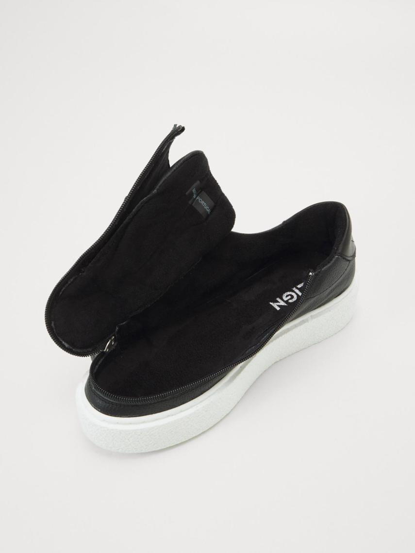 Zalando propone opciones como zapatillas que se abren completamente.