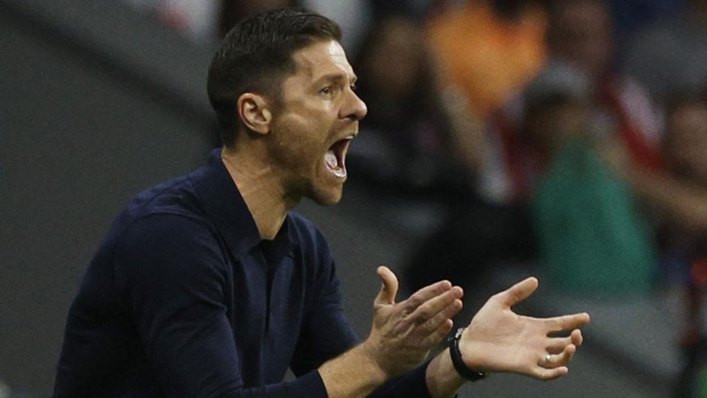 Xabi Alonso da indicaciones a los jugadores del Bayer Leverkusen en el Metropolitano