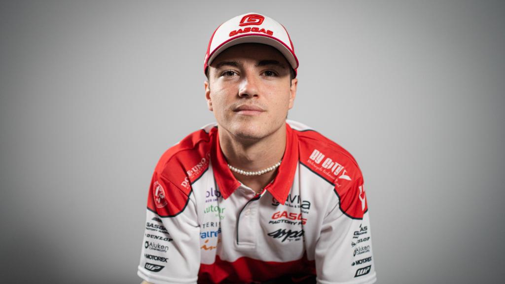 Izan Guevara, campeón del mundo de Moto3, durante su visita a EL ESPAÑOL.