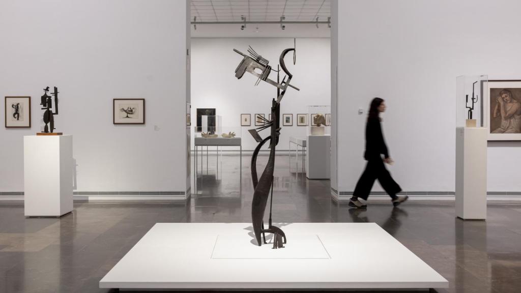 Vista de una de las salas de la exposición 'Ser artista' de Julio González