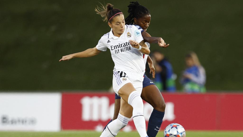 Claudia Zornoza, luchando por el balón con Oriane Jean-Francois en el Real Madrid Femenino - PSG