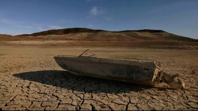 Una barca abandonada en el embalse seco de La Viñuela, en Málaga.