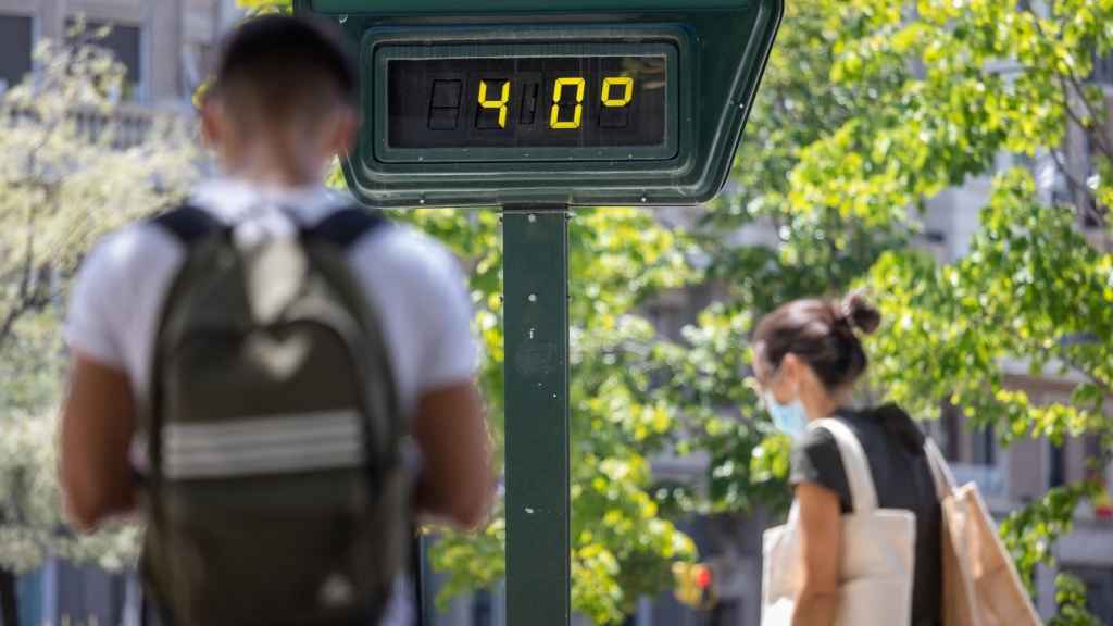 Imagen de un termómetro marcando 40 grados.