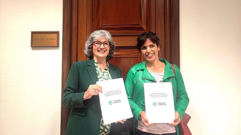La líder de Adelante Andalucía, Teresa Rodríguez, junto a Pilar González.