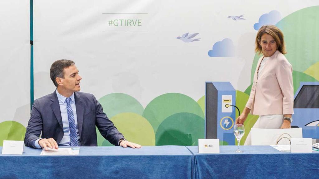 Pedro Sánchez y Teresa Ribera durante la apertura del grupo de trabajo para la infraestructura de recarga del vehículo eléctrico.