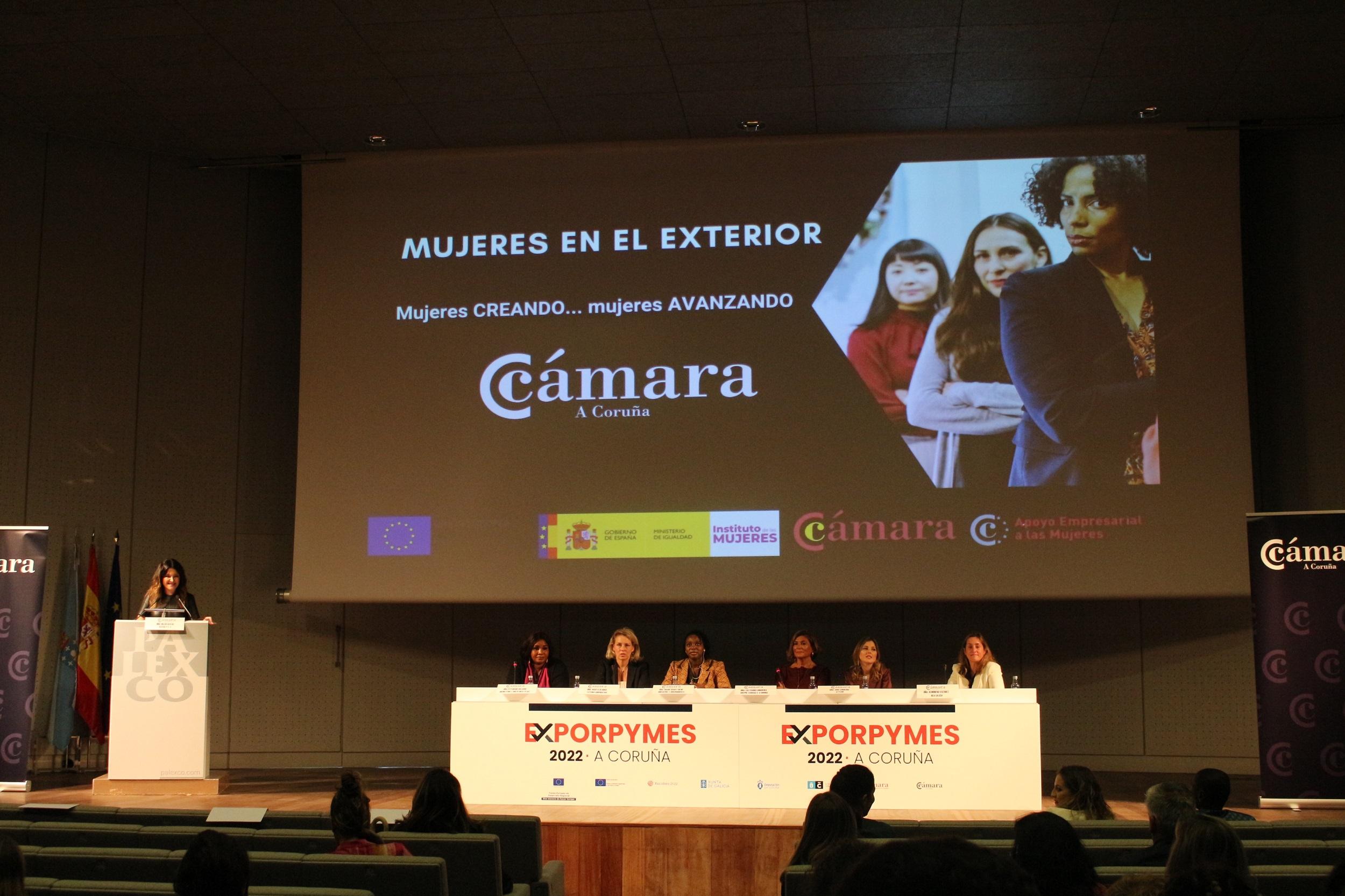 Mame Khary Diene (tercera por la izquierda) durante su participación en una ponencia en Palexco (López).