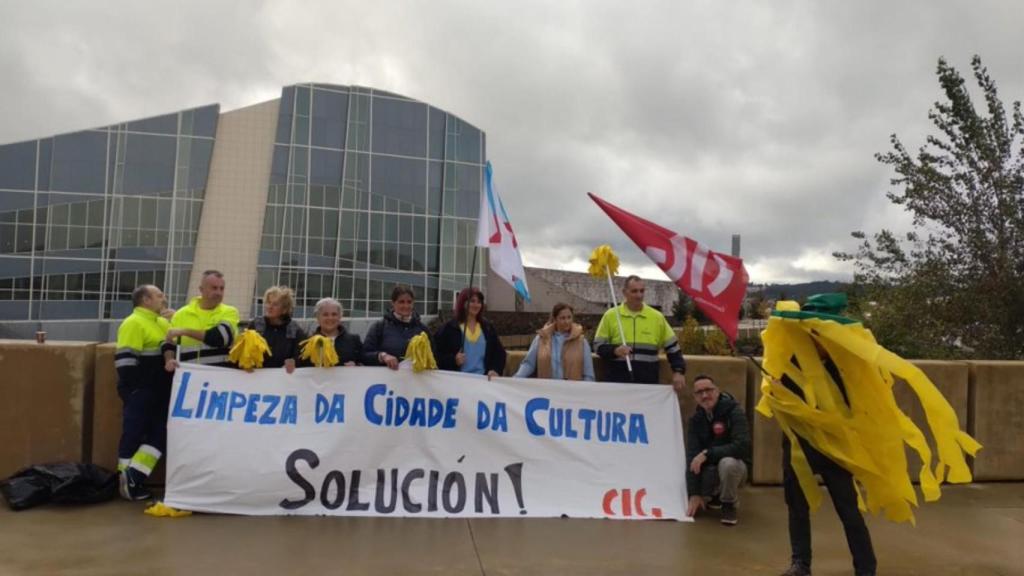 Trabajadores de la limpieza protestando en el Gaiás